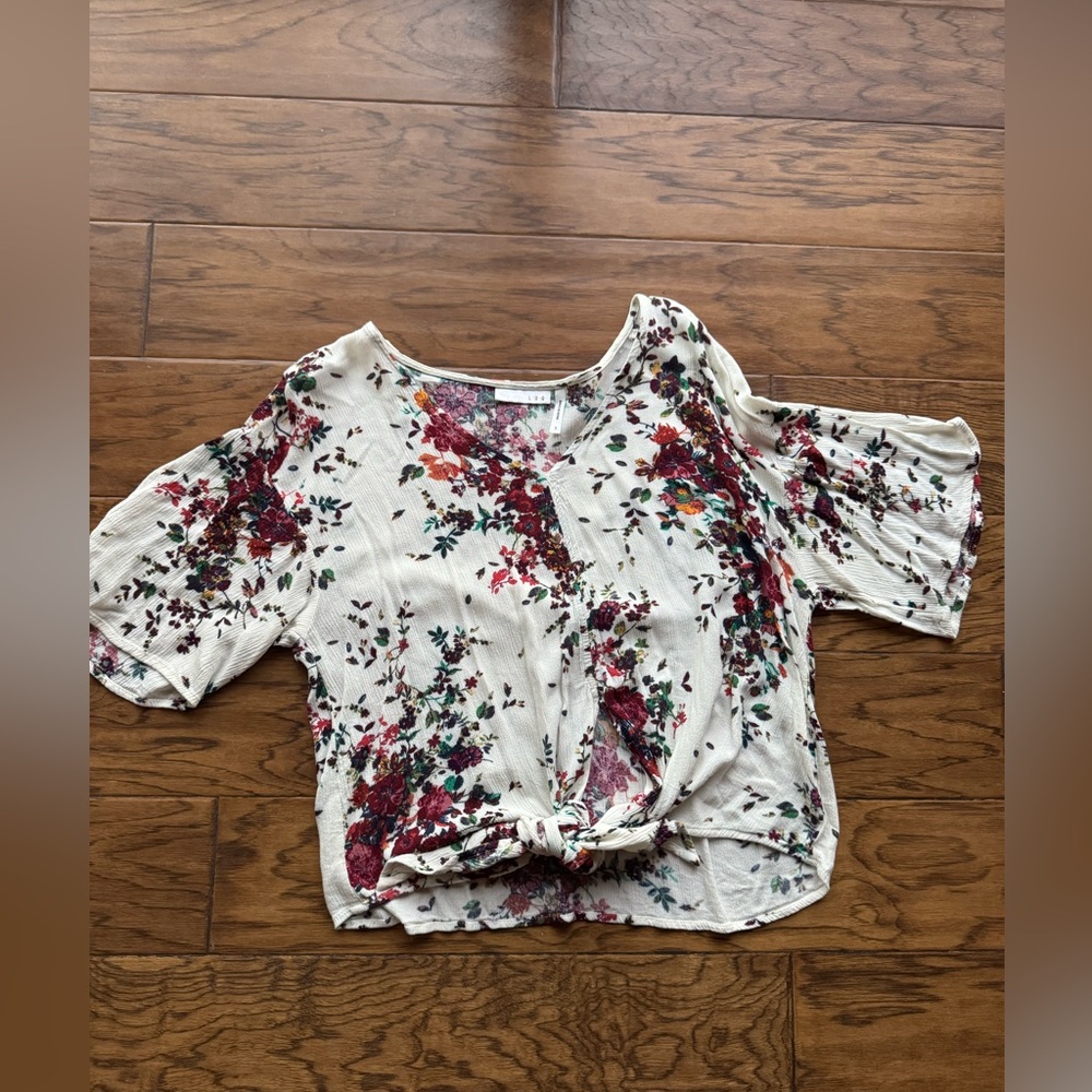 Chic Floral Blouse in Cream and Red